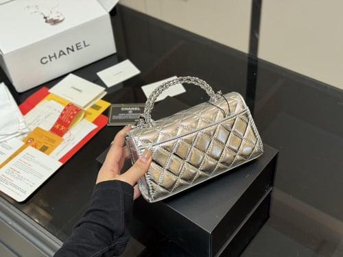 شنطة يد شانيل فضي لامع