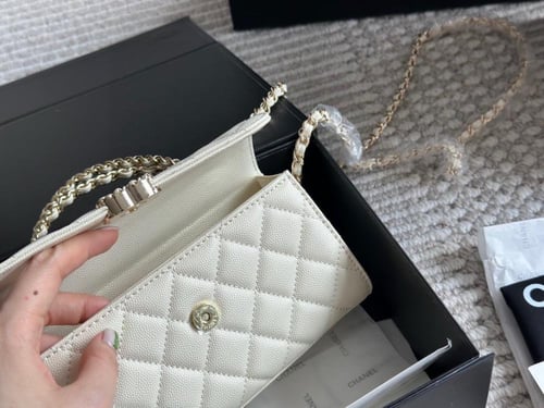 شنطة يد شانيل أبيض