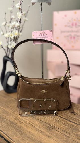 شنطة كوتش بني غامق مخمل