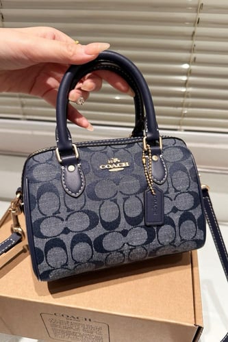 شنطة كوتش كحلي مخملي