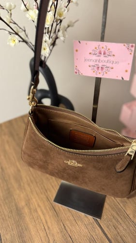 شنطة كوتش بني غامق مخمل