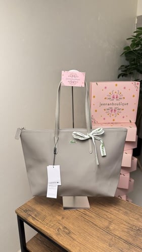 شنطة لاكوست فيس رصاصي