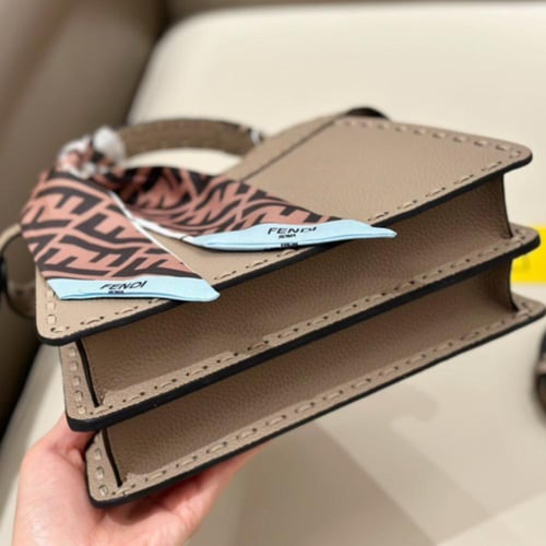 شنطة يد فندي