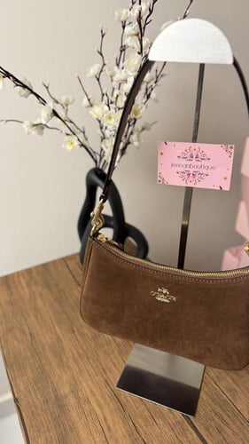 شنطة كوتش بني غامق مخمل