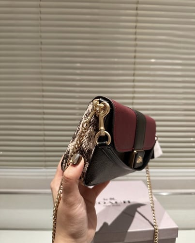 شنطة كتف كوتش