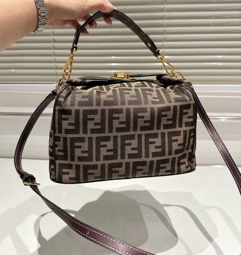 شنطة يد فندي