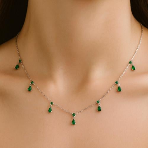 ندى الصحراء: سلسلة فضة بقطرات بلون الزمرد (فضة است...