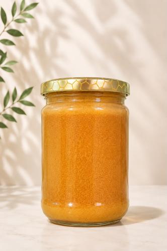 A quarter kilogram of honey with pollen grains and...