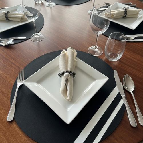 12 قاعدة للصحن مع قاعدات الكاسات مع خواتم المناديل...