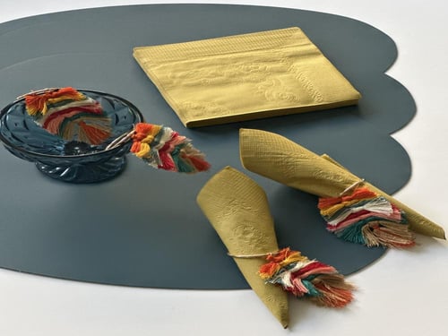 ٤ قاعدات صحن من الجلد الفاخر جداً ، و٤ خاتم للمناد...