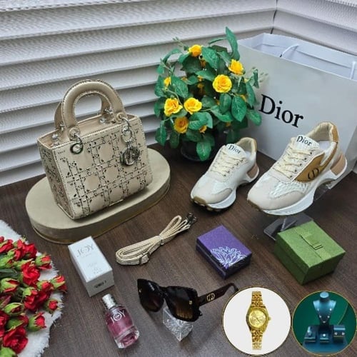 طقم نسائي فاخر من ديور - أناقة متكاملة للسيدة العص...