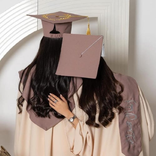 عبايات تخرج 2026 لون بيج مطرزة بالاسم