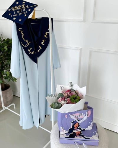 عباية تخرج أنيقة بتصميم عصري