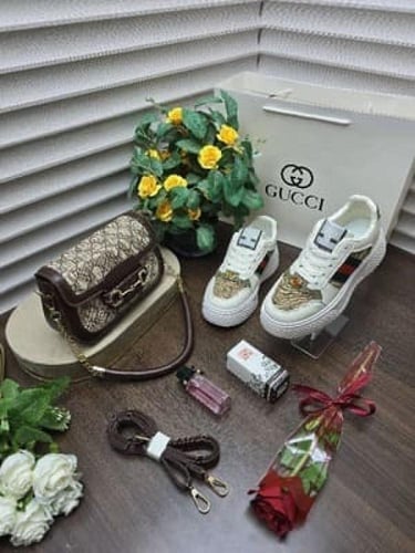 طقم نسائي فاخر بشنطة وحذاء وإكسسوارات هدايا