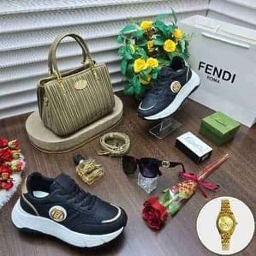 طقم نسائي فاخر شنطة وحذاء وساعة مع عطر وإكسسوارات...