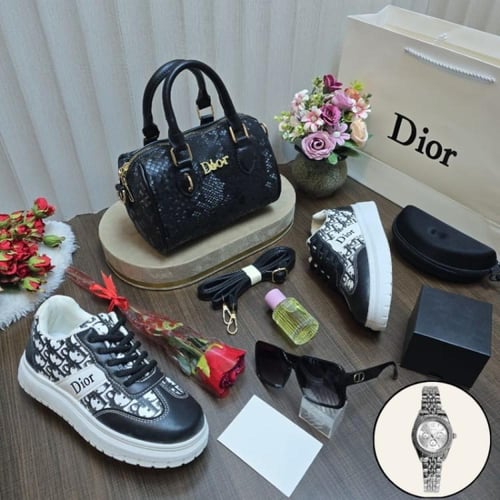 طقم هدية نسائي مع شوز رياضي