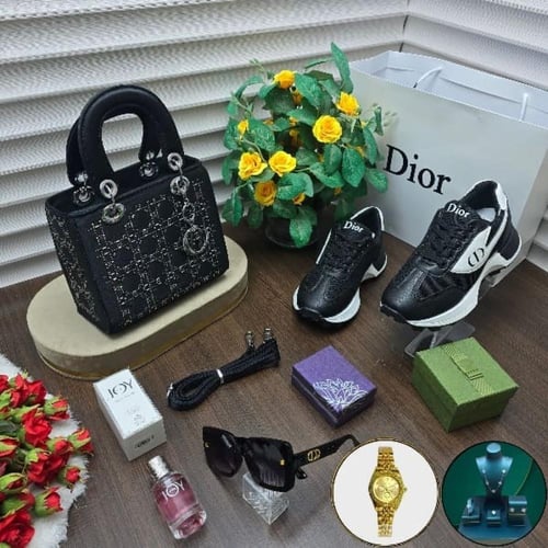 طقم نسائي فاخر من ديور - أناقة متكاملة للسيدة العص...