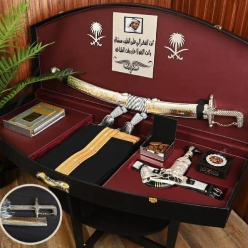 بوكس الفخامة للإهداء الملكي – سيف ومشلح مع إكسسوار...