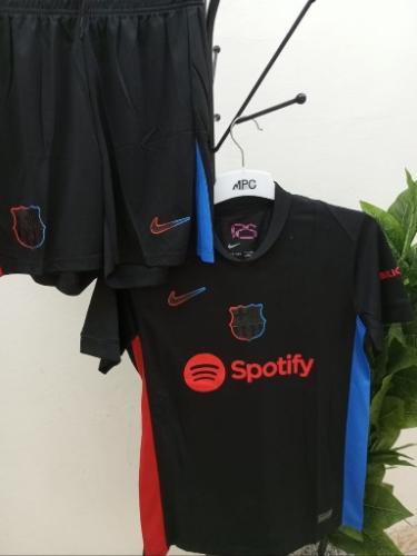 طقم نادي برشلونة الأسود – أناقة رياضية بروح الفريق...