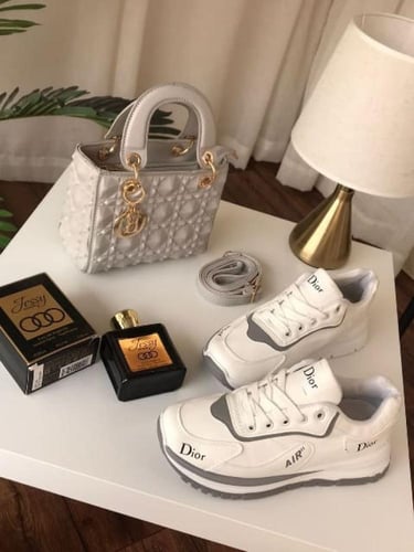 طقم نسائي فاخر شنطة وحذاء مع عطر وإكسسوارات بتصميم...