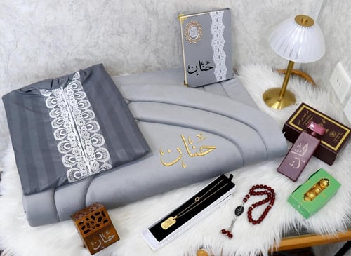 طقم صلاة نسائي فاخر باسم مخصص يحتوي على سجادة وشرش...