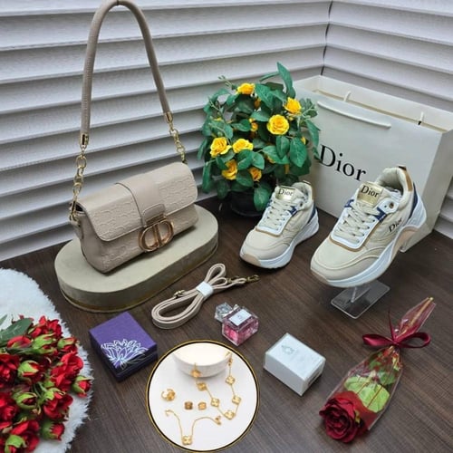 طقم شنطة وحذاء نسائي ماركة فخم مع إكسسوارات أنيقه