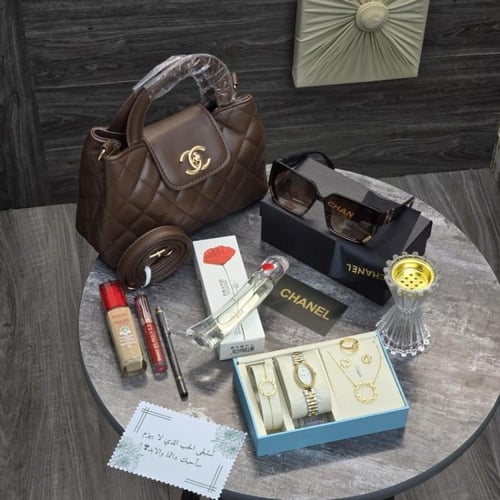 طقم هدايا نسائي فاخر شنطة مع اكسسوارات وعطر داخل ب...