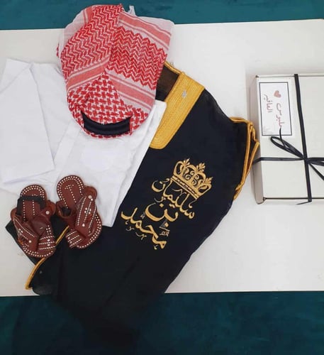 طقم سعودي فاخر للأولاد مع بشت مطرّز بالاسم – من 5...