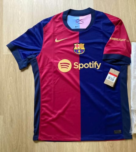 طقم نادي برشلونة الرسمي 2023/2024 – أناقة وأصالة ا...