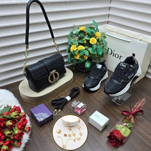 طقم شنطة وحذاء نسائي ماركة فخم مع إكسسوارات أنيقه