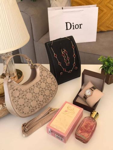 طقم نسائي شنطة مع سلسال واسواره وساعه وعطر