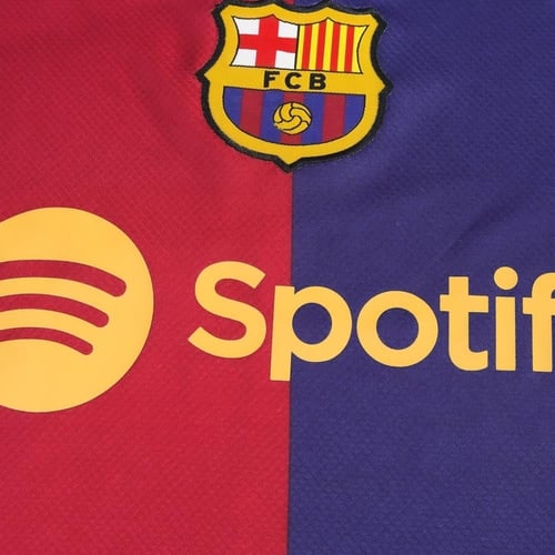 طقم نادي برشلونة الرسمي 2023/2024 – أناقة وأصالة ا...