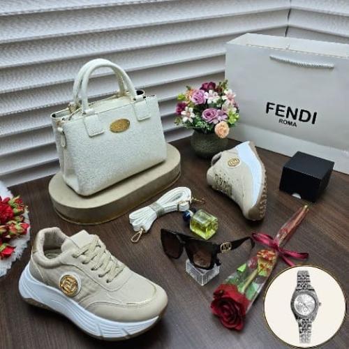 طقم نسائي فاخر شنطة وحذاء وساعة مع إكسسوارات أنيقة...