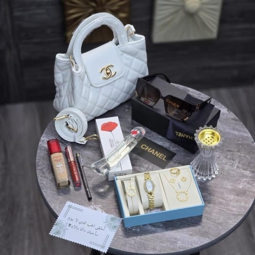 طقم هدايا نسائي فاخر شنطة مع اكسسوارات وعطر داخل ب...