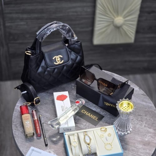 طقم هدايا نسائي فاخر شنطة مع اكسسوارات وعطر داخل ب...