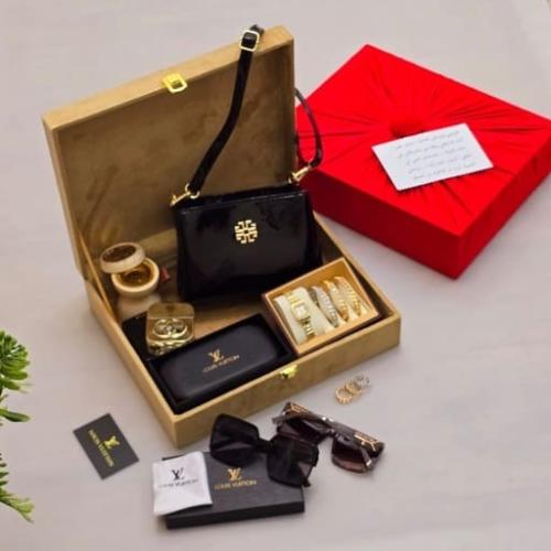 طقم هدايا نسائي فاخر شنطه وإكسسوارات وعطور