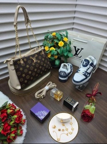 طقم فاخر نسائي حذاء رياضي وشنطة أنيقة