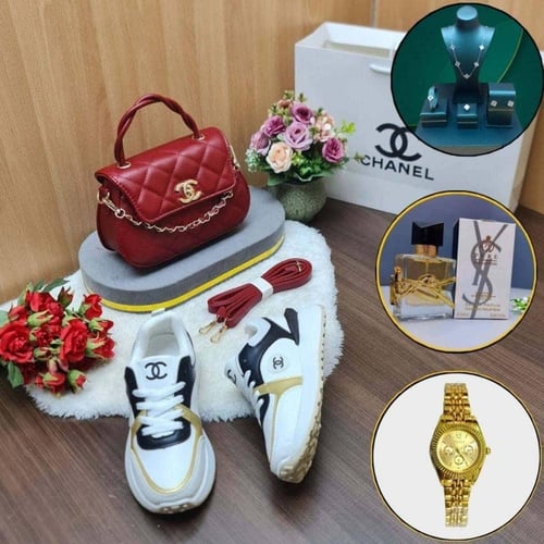 طقم نسائي عصري يجمع الفخامة والأناقة