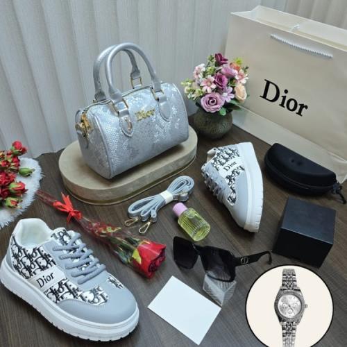 طقم هدية نسائي مع شوز رياضي