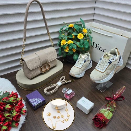 طقم شنطة وحذاء نسائي ماركة فخم مع إكسسوارات أنيقه