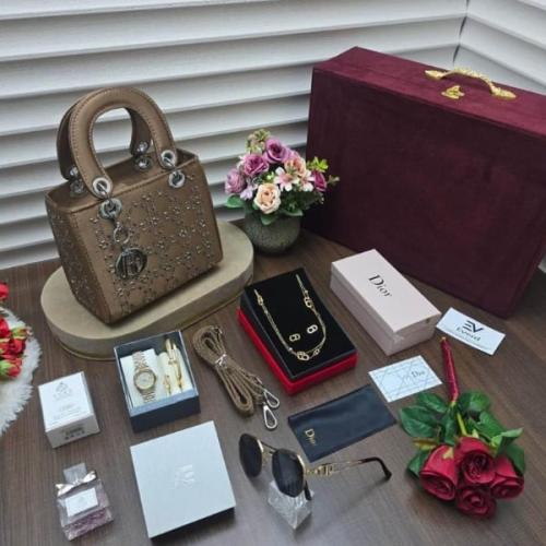 بوكس هدايا نسائي فاخر بتغليف أنيق