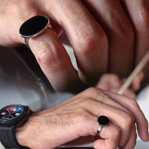 خاتم فضة خالصة بسطح أسود ناعم