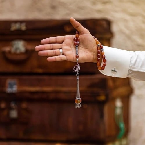 مسبحة رجالية من خرز العقيق بتصميم أنيق