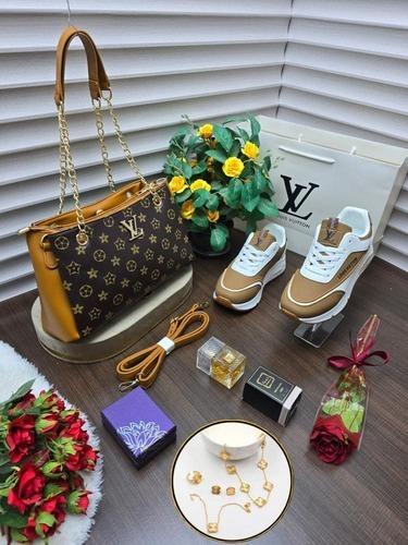 طقم فاخر نسائي حذاء رياضي وشنطة أنيقة