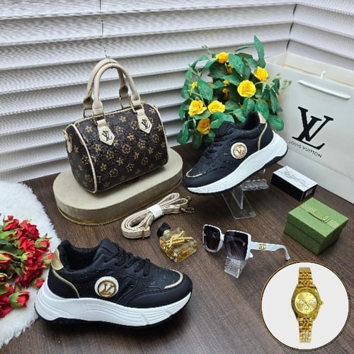 طقم نسائي فاخر شنطه وحذاء ونظارة وساعة