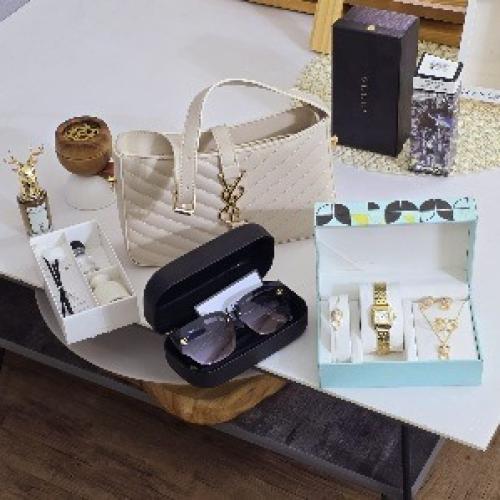 طقم هدايا نسائي فاخر مع حقيبة وإكسسوارات وساعة أني...