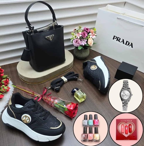 طقم هدايا نسائي فاخر شنطه وحذاء وساعة وعناية تجميل