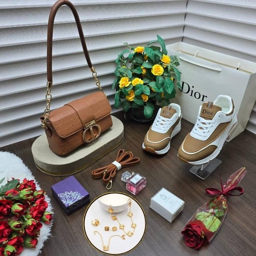 طقم شنطة وحذاء نسائي ماركة فخم مع إكسسوارات أنيقه