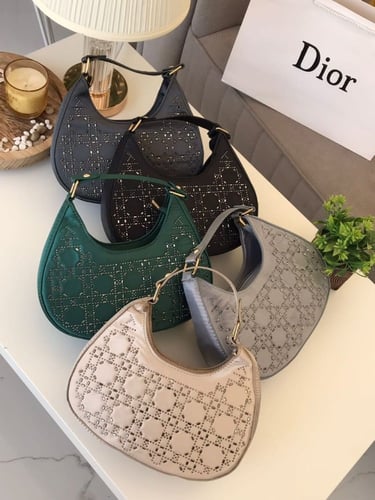 طقم نسائي شنطة مع سلسال واسواره وساعه وعطر