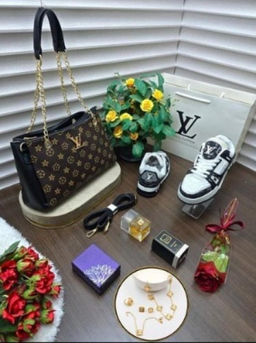 طقم فاخر نسائي حذاء رياضي وشنطة أنيقة